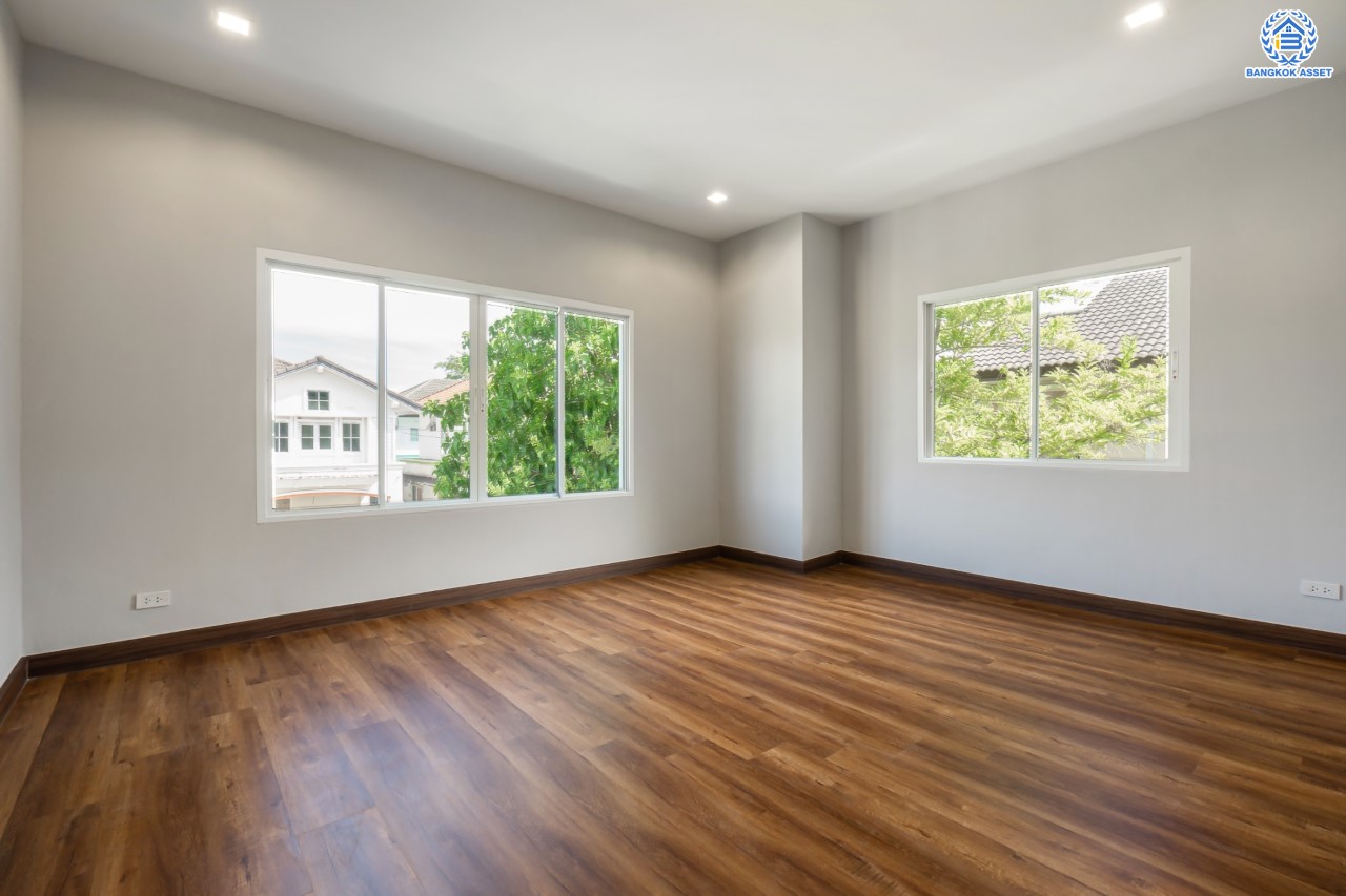 บ้านมือสองตกแต่งใหม่ ม.ราชพฤกษ์ บางบอน4 หลังมุม ตกแต่งหรูหรา เนื้อที่ 102 ตร.ว. ฟังก์ชัน 3 ห้องนอน 3 ห้องน้ำ จอดรถได้ 4 คัน พื้นที่สนามหญ้ากว้างกว่า 106 ตร.ม. บนทำเลศักยภาพ เชื่อมต่อหลายเส้นทาง ใกล้เดอะมอลล์บางแค จุดขึ้นทางด่วน "เพชรเกษม" และรถไฟฟ้าสายสีน้ำเงิน "สถานีหลักสอง"